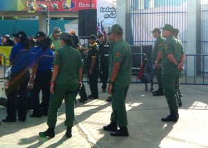 Militares, conjuntamente con la seguridad privada, custodian la entrada al parque.