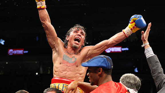 El venezolano Edwin Valero extendió su invicto a 27 peleas.