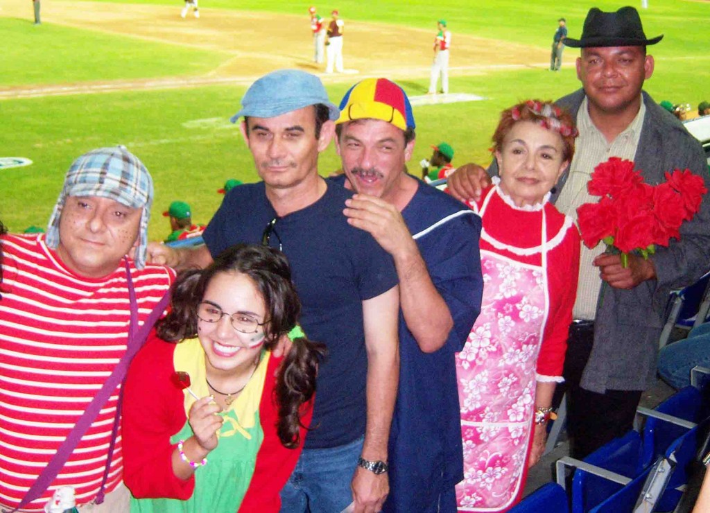 Los personajes de la serie "El Chavo" fueron recreados en las tribunas. Foto: Gilberto González.