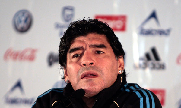 Diego Maradona sigue buscando su "once" ideal.