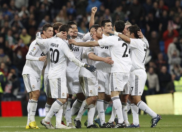 El Real Madrid remontó un 0-2 y aprovechó el resbalón del Barça.