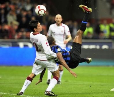 Samuel Eto'o marcó un tanto de chilena para guiar al Inter.