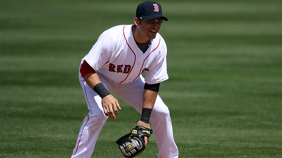 Marco Scutaro lució ayer en su debut con los Red Sox.