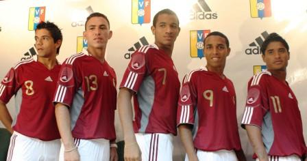 Los mundialistas Sub 20 posaron con la nueva camiseta. Foto: Prensa FVF