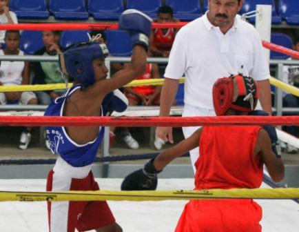 La acción del boxeo aficionado volvió al Coliseo Cotorrera.