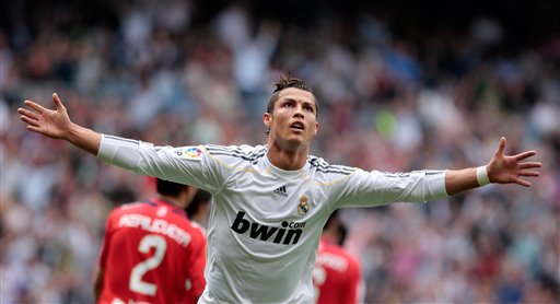 Cristiano Ronaldo marcó dos tantos para la victoria blanca.