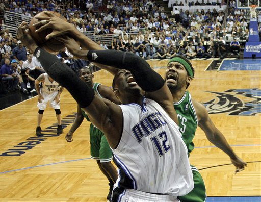 Dwight Howard se volvió a crecer frente a los Celtics.