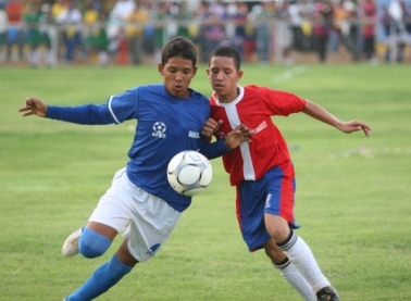 El atacante Andrés Ponce (azul) marcó seis tantos en el juego inaugural.