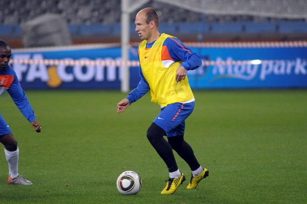 Arjen Robben podría ver sus primeros minutos del Mundial ante Camerún.