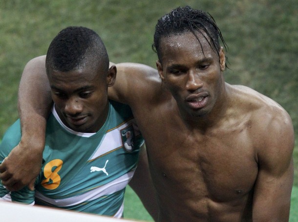 Didier Drogba y Salomon Kalou salieron cabizbajos por la eliminación.