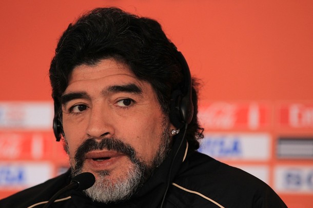 Diego Maradona no se aguantó y disparó en rueda de prensa.