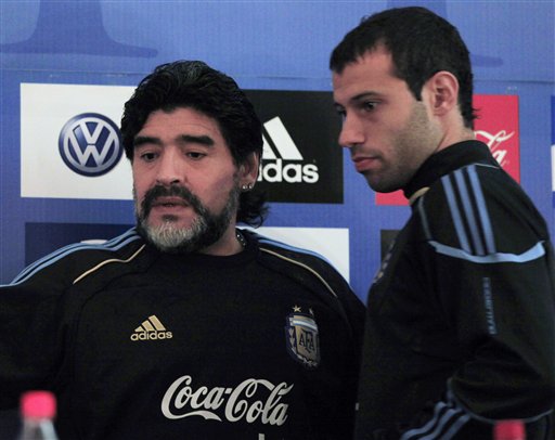 Maradona dio rueda de prensa junto con Mascherano, uno de los fijos en el once.