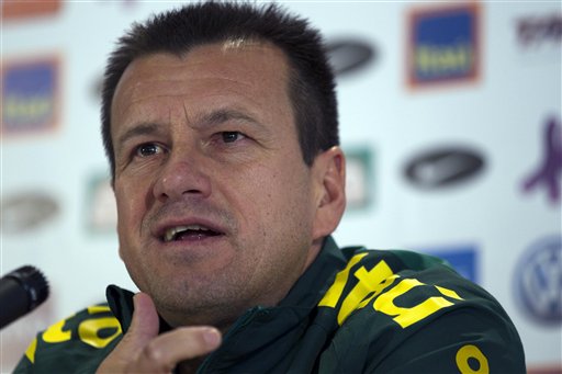 El entrenador brasileño, Dunga, no revela su once.