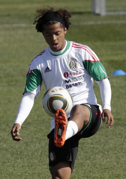 Giovani Dos Santos es el referente en el ataque mexicano.