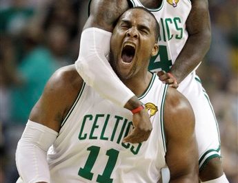 Glen Davis salió del banco para conducir a los Celtics.