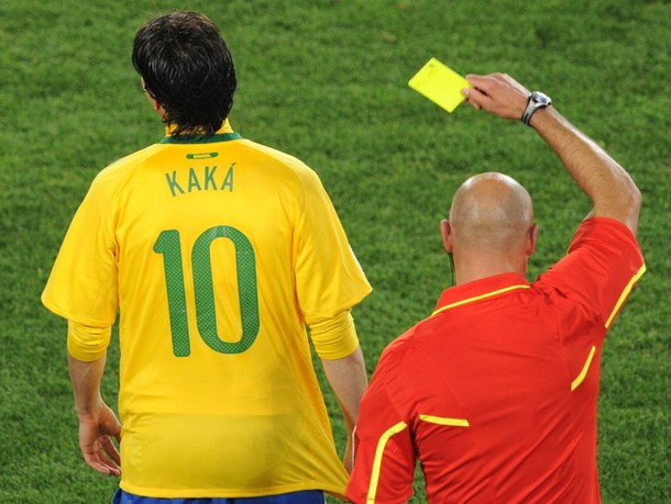 El brasileño Kaká arrastra una amarilla para el choque de cuartos.