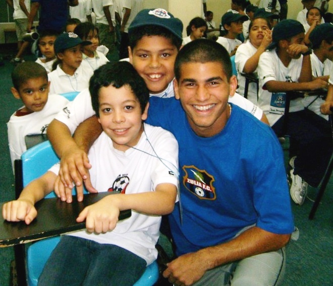 El juvenil Diego Meleán compartió con los niños.