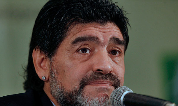 Diego Maradona leyó un comunicado y no respondió preguntas.
