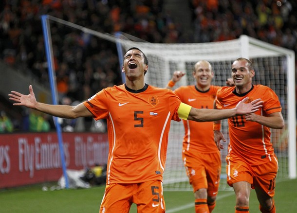 Giovanni van Bronckhorst abrió la cuenta que siguieron Wesley Sneijder y Arjen Robben.