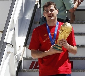 Iker Casillas descendió del avión en Madrid con el trofeo.
