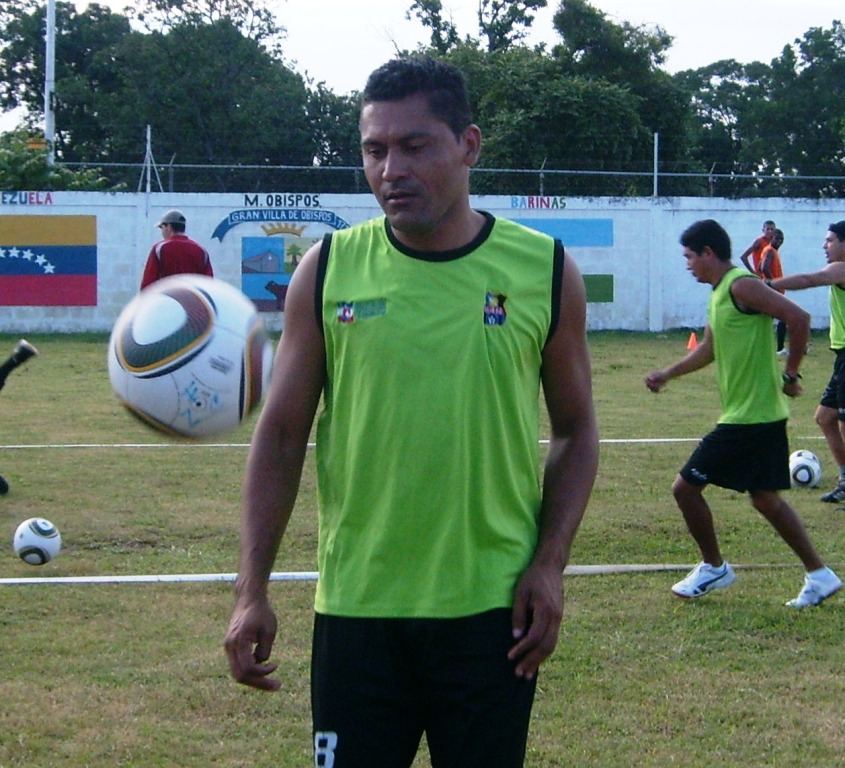 El ex internacional zuliano José Nabollán asiste técnicamente a Miguel Acosta. 