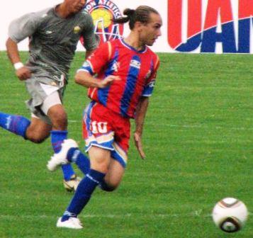 El volante argentino Daniel Cotello estuvo activo en el partido.