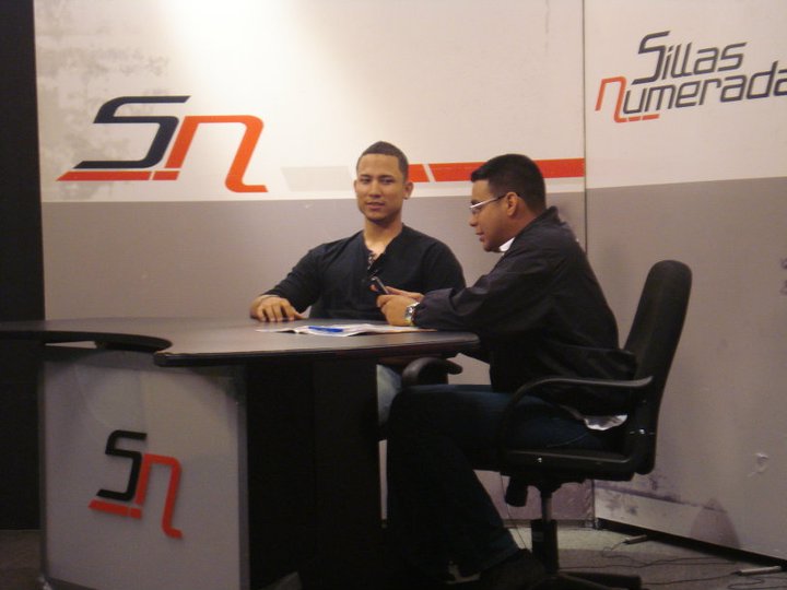 Carlos González en el estudio de Urbe Televisión.