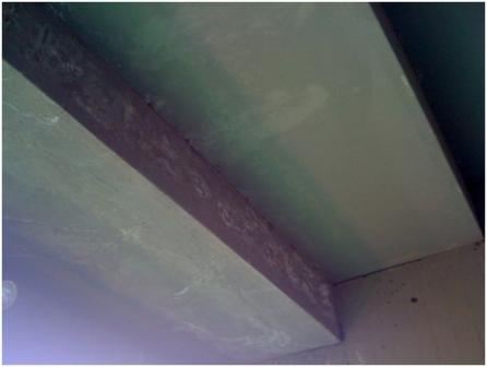 Las filtraciones se notan en el techo del pasillo principal.