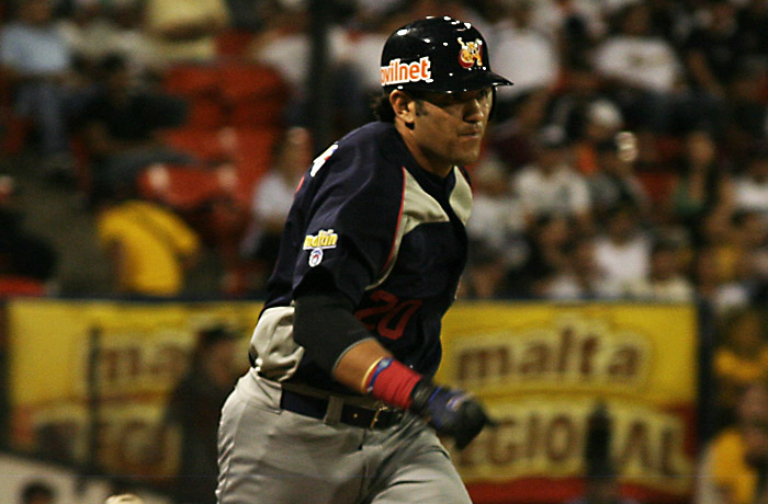 Ramón Castro conectó jonrón de tres carreras en Maracaibo.