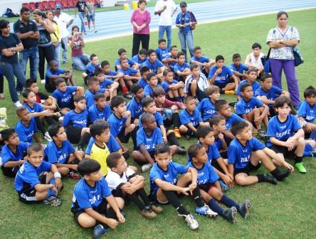 Los niños de la escuela El Callao compartieron con el Zulia FC.