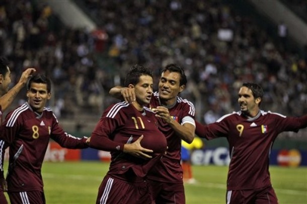 Los jugadores venezolanos celebraron el tanto.