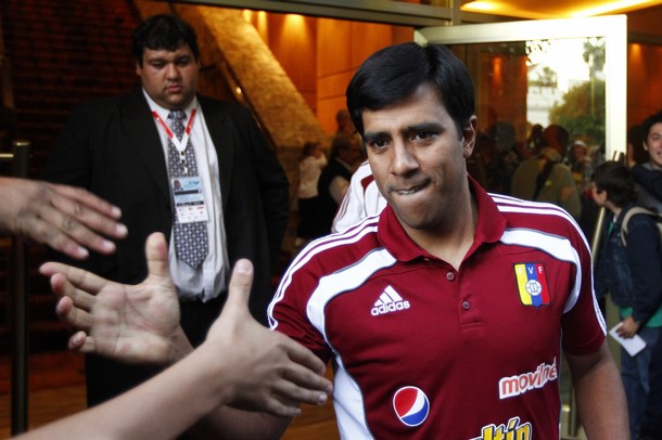 César Farías saludó a los fanáticos a las puertas del hotel en Salta.