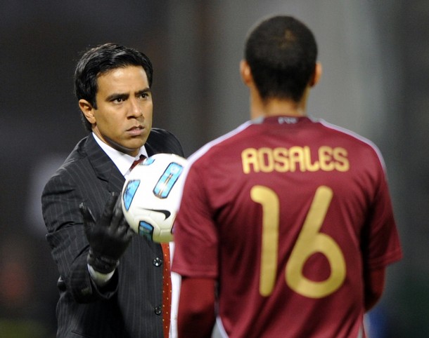 César Farías colocaría a Roberto Rosales como lateral izquierdo.