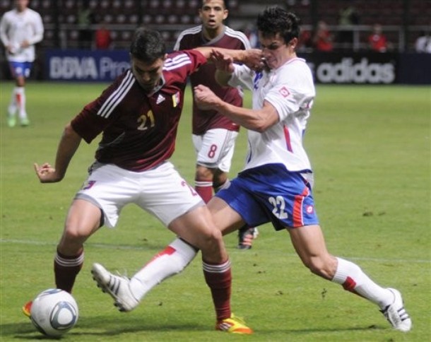 Alexander González salió lesionado del partido.