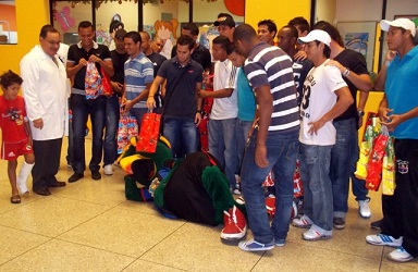 Toda la plantilla del Zulia FC compartió con los niños en el Hospital.