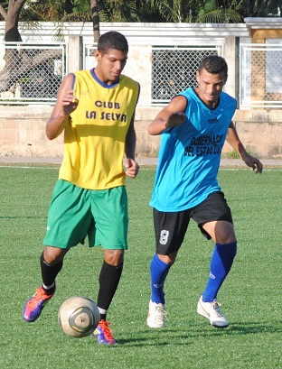 Alejandro Araus (Der.) es uno de los volantes de primera línea del Zulia FC.