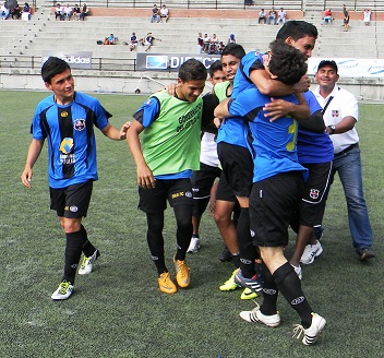 La Sub 18 del Zulia FC celebró su triunfo en el partido de ida.