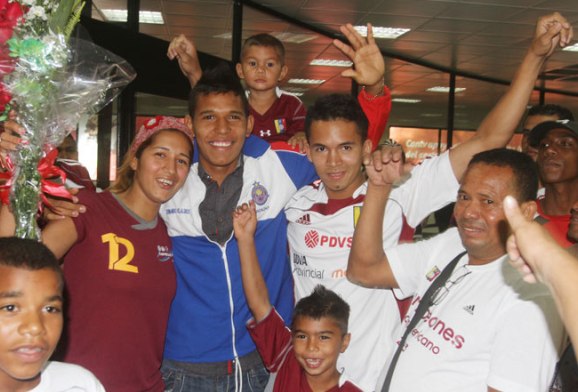 Andrés Ponce fue recibido por su familia en el aeropuerto zuliano. Fotos: Luis Bravo/Panorama