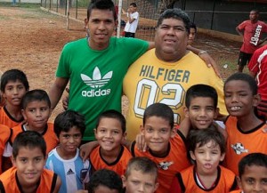 Andrés Ponce junto con "Lucas", su primer entrenador. Foto: La Verdad