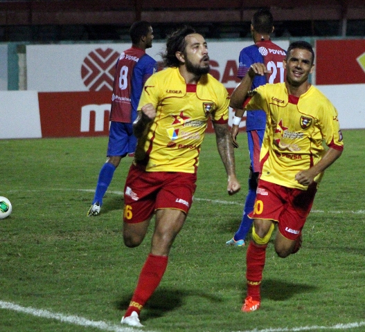 Néstor Bareiro celebró uno de sus goles con el zuliano Gustavo Rojas. Foto: Prensa Aragua FC.