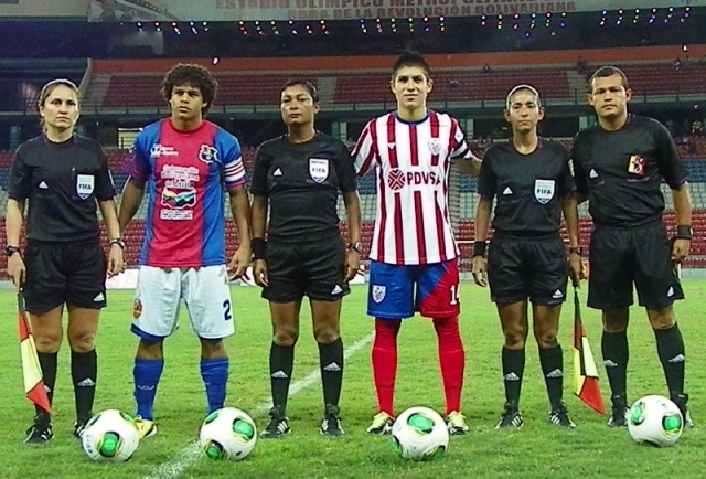 Zulia FC, que jugó de nuevo con la franela rojiazul, tuvo a Noguera de capitán.