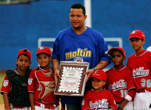 Miguel Cabrera compartió con los niños en Maracay. Foto: El Universal.