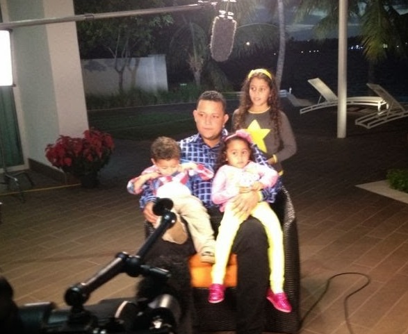 Miguel Cabrera con sus hijos en su casa de Miami.