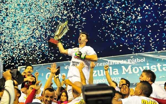 Alain Baroja, capitán del rojo, levantó la Copa de campeón. Foto: Meridiano.