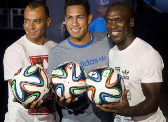 El exastro Cafú y los jugadores Seedorf y Hernane, del Botafogo y Flamengo, presentaron el balón.