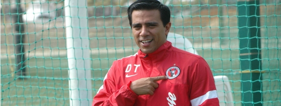 César Farías ya posó con la indumentaria de su nuevo equipo.