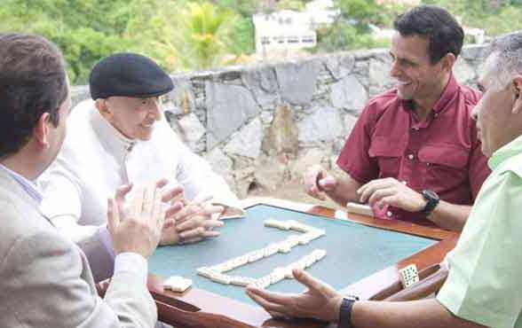 Al Tío Simón le encantaba el dominó. Aquí en una partida en el 2011.