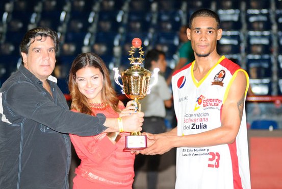 Víctor Liz recibió la copa dedicada al ganador del juego. Foto: El Siglo