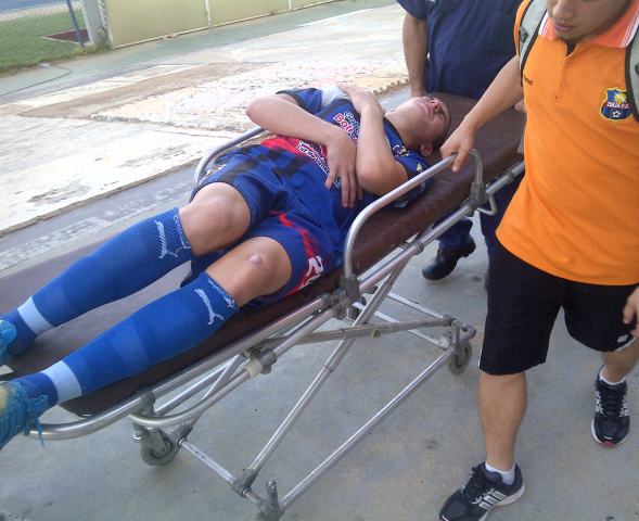 El juvenil Jonathan Plata debutó y salió lesionado. Tuvo que esperar que llegara la ambulancia para ser atendido.